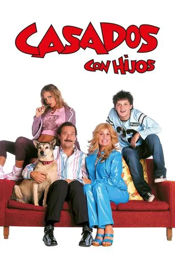 The poster features four adults seated on a red couch, exuding a warm, familial mood. The title "Casados con Hijos" is prominently displayed in bold red letters. The image captures a cozy, intimate atmosphere with vibrant colors that evoke a sense of family and warmth.